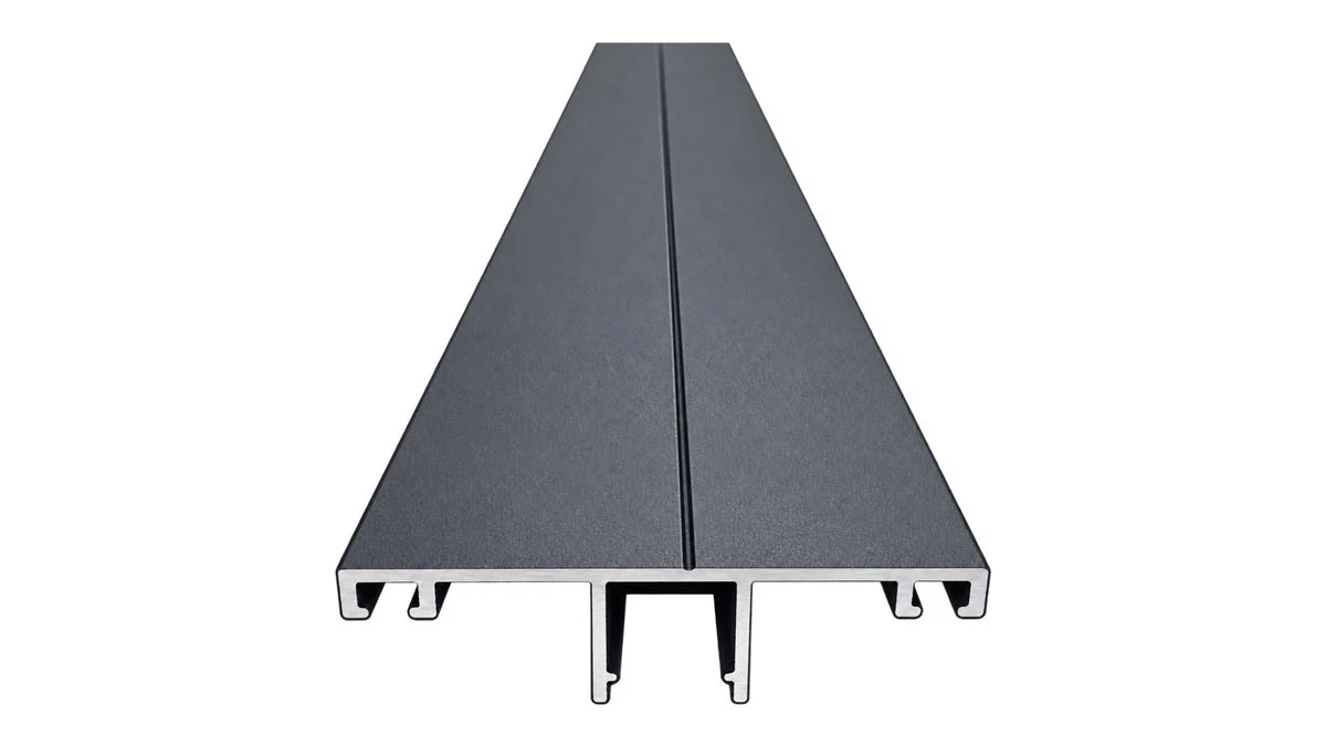Anthrazitfarbene Aluminium-Abdeckung für VISION-Mittelsparren mit 16-mm-PC-Stegplatten in Perspektivansicht